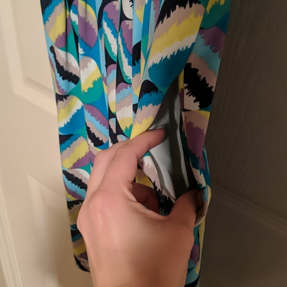 Sold BCBGMaxazria elastic V-neck geometric dress - Picture 5 of 8